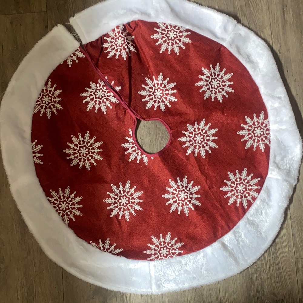 Red Snowflake Christmas Tree Skirt